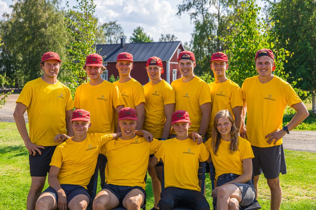 Kuva Lännentilan työtiimin jäsenistä keltapaidoissa poseeraamassa valokuvaa varten.