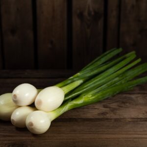 Nippusipuleita aseteltuna puupöydälle.