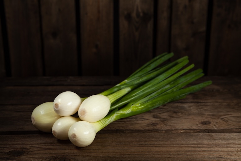 Nippusipuleita aseteltuna puupöydälle.