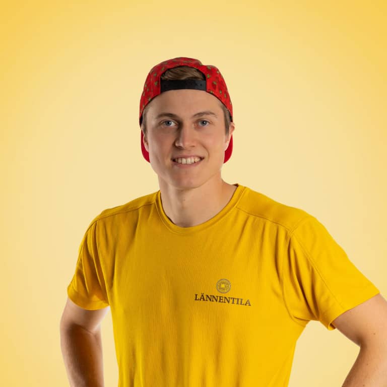 Kuvassa on Joonas Karjula hymyilemässä. Henkilökuva.