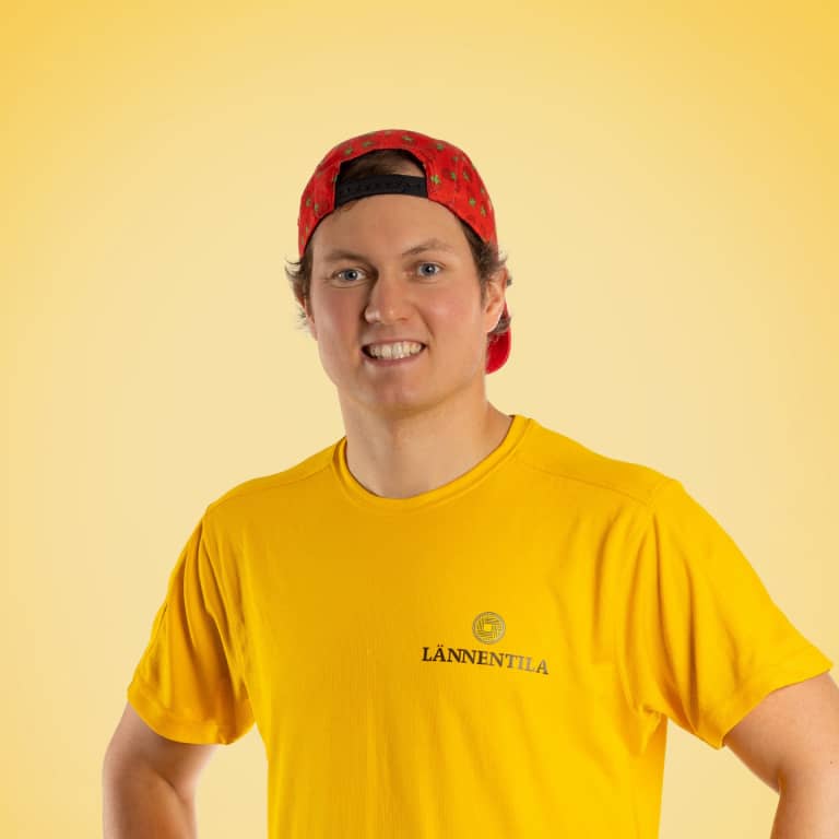 Kuvassa on Klaus Karjula hymyilemässä. Henkilökuva.